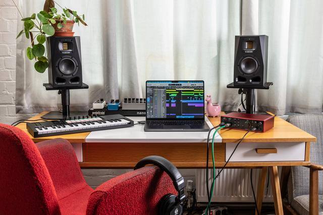 Image: https://email.focusrite.com/hs-fs/hubfs/SG4%20-%2016i16%20-%20lifestyle%20-%2019%20-%20Media.jpg?width=1200&upscale=true&name=SG4%20-%2016i16%20-%20lifestyle%20-%2019%20-%20Media.jpg SG4 - 16i16 - lifestyle - 19 - Media